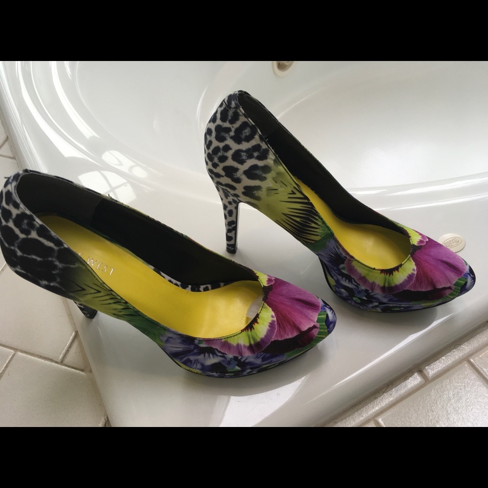 Nine W. floral beautiful pumps